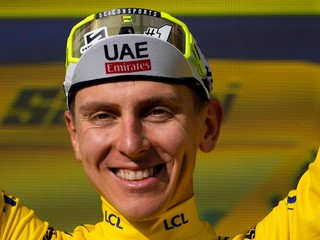 Slovinsky cyklista Tadej Pogačar v žltom drese pre víťaza Tour de France 2024. 