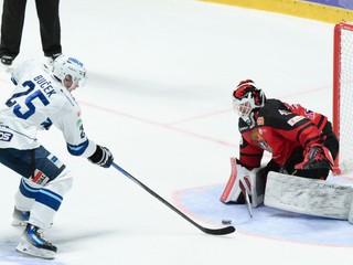 Samuel Buček a brankár Dominik Hrachovina v zápase HK Nitra - HC MONACObet Banská Bystrica v 11. kole Tipos extraligy.