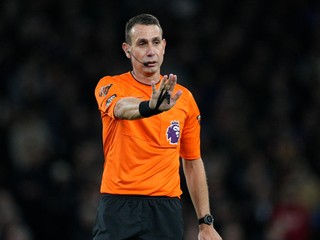 Anglický rozhodca David Coote.