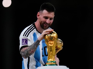 Lionel Messi s trofejou pre majstra sveta.