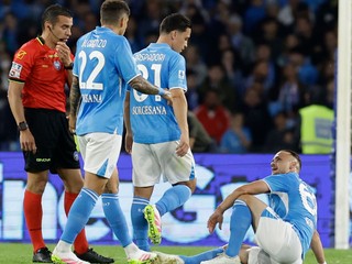 Zranený slovenský hráč v drese SSC Neapol Stanislav Lobotka sedí na trávniku