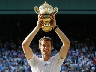 Andy Murray s trofejou po víťazstve vo Wimbledone 2013.