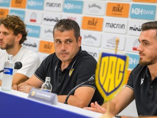 Športový riaditeľ DAC-u Jan Van Daele, hlavný tréner klubu Branislav Fodrek a zástupca kapitána Taras Kačaraba.