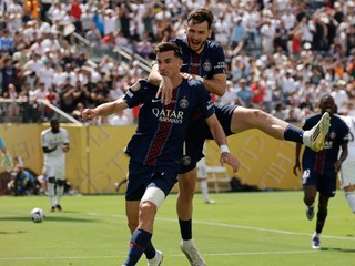 Fabian Ruiz oslavuje gól so spoluhráčom Khvichom Kvaratskheliom