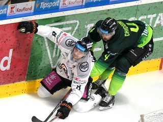 Šimon Petráš (Košice) a Gabriel Chicoine (Žilina) počas zápasu 21. kola hokejovej Tipsport ligy. 