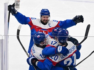Slovenskí hokejisti zľava kapitán Tomáš Tatar, Dalibor Dvorský, Šimon Nemec a Juraj Slafkovský sa tešia z gólu počas zápasu základnej B-skupiny Slovensko - Fínsko.