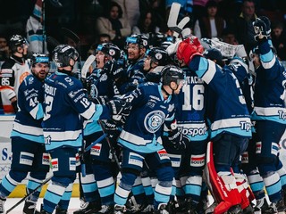 Hokejisti Nitry oslavujú víťazstvo