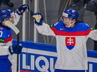 Adam Sýkora sa teší z gólu, ktorý strelil jeho spoluhráč Martin Chromiak
(obaja Slovensko) počas zápasu základnej B-skupiny Slovinsko - Slovensko na MS v hokeji 2026. 