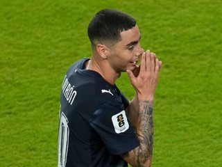 Miguel Almirón z Paraguaja reaguje po tom, čo dostal červenú kartu počas zápasu skupiny D na majstrovstvách sveta vo futbale proti Turecku.