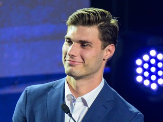 Slovenský hokejista Juraj Slafkovský si preberá cenu pre najlepšieho útočníka počas slávnostného galavečera Hokejista roka 2026.