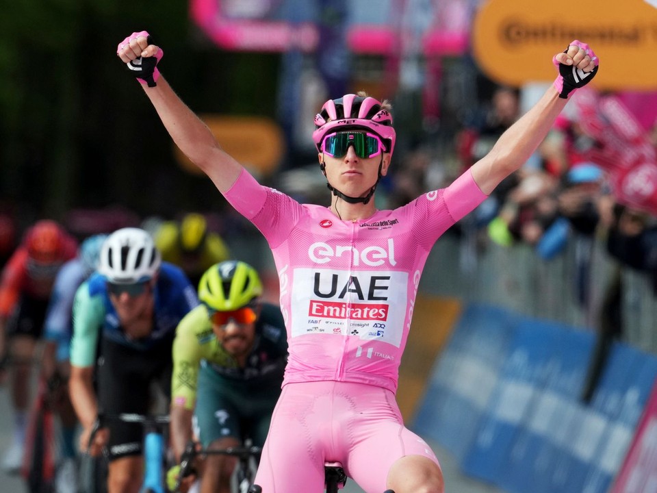 Slovinský cyklista Tadej Pogačar sa raduje po víťazstve v 8. etape Giro d'Italia 2024. 