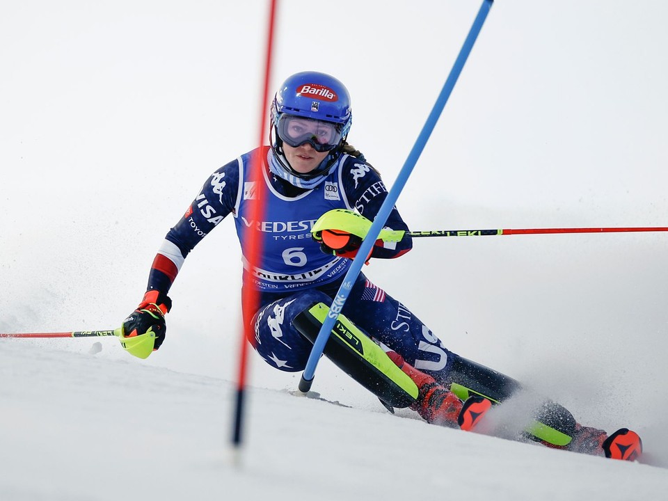 Mikaela Shiffrinová počas 1. kola slalomu v stredisku Courchevel 2025.