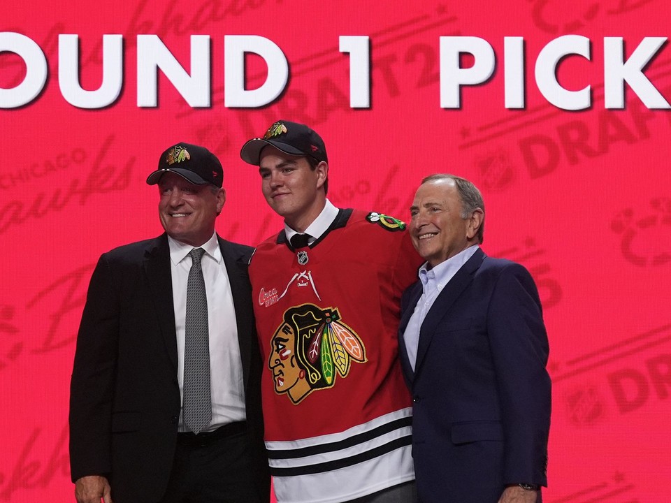 Anton Frondell počas NHL draftu 2025.