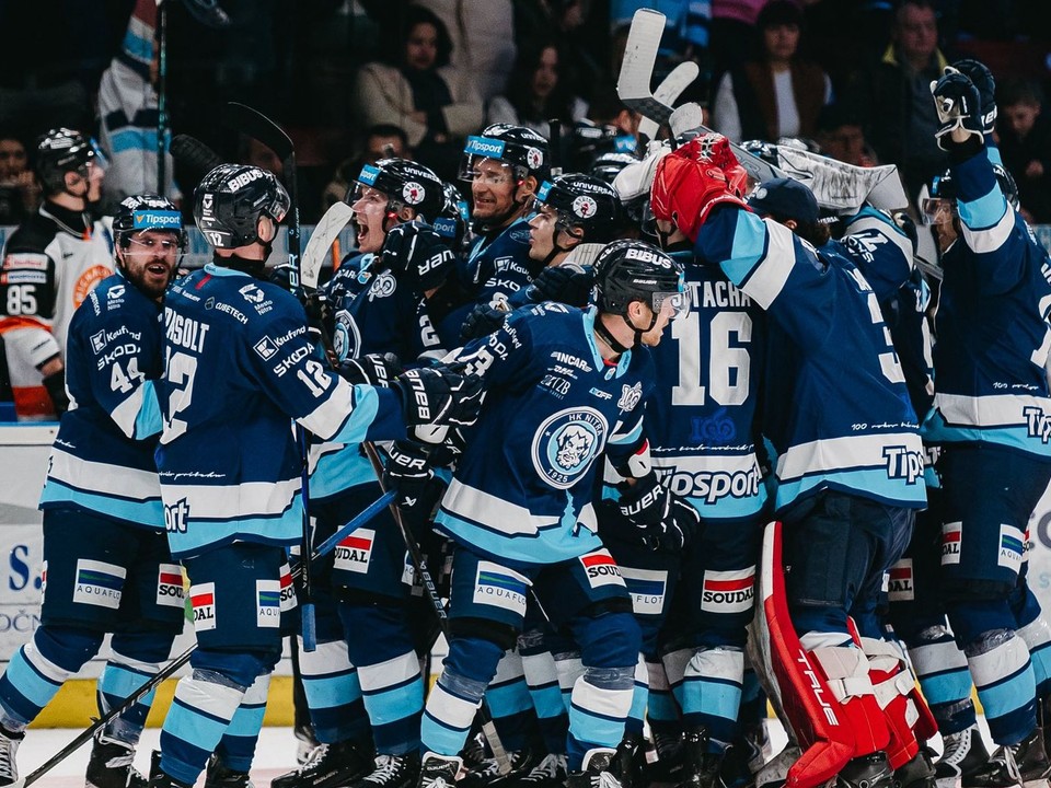 Hokejisti Nitry oslavujú víťazstvo