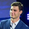 Slovenský hokejista Juraj Slafkovský si preberá cenu pre najlepšieho útočníka počas slávnostného galavečera Hokejista roka 2026.