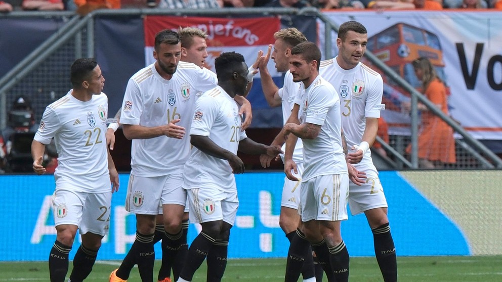 Talianski futbalisti sa tešia po strelenom góle v zápase Holandsko - Taliansko v dueli o 3. miesto v Lige národov.