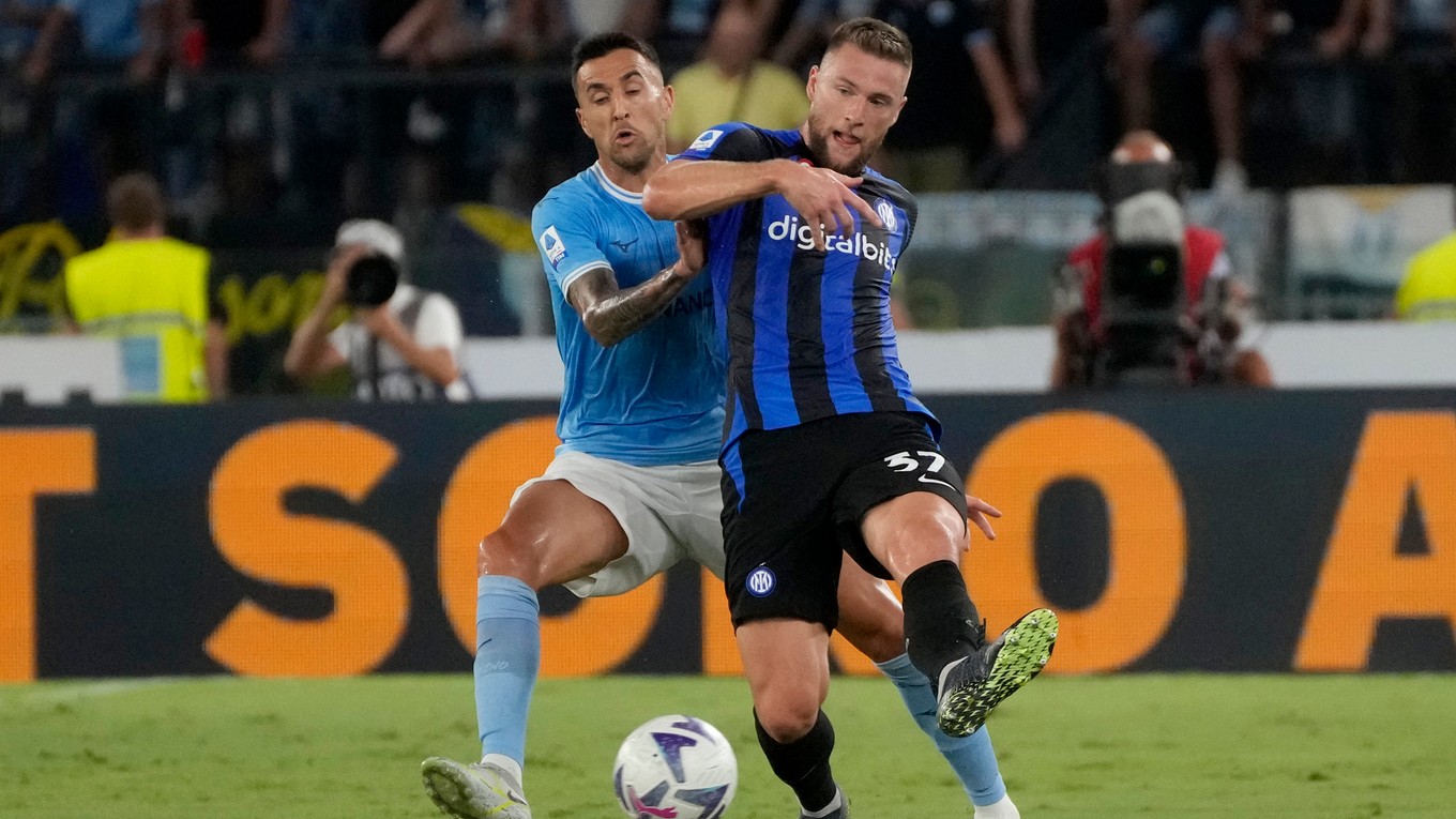 Milan Škriniar a Matias Vecino v súboji v zápase Lazio Rím - Inter Miláno.