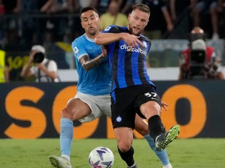 Milan Škriniar a Matias Vecino v súboji v zápase Lazio Rím - Inter Miláno.