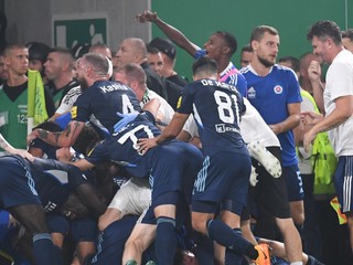 Futbalisti ŠK Slovan Bratislava sa tešia po výhre na pôde Ferencvárosu Budapešť v zápase Ligy majstrov.