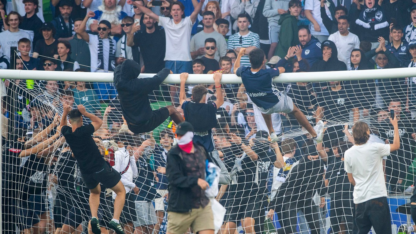 Výtržnosti fanúšikov na ihrisku.