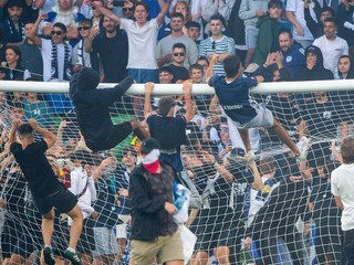 Výtržnosti fanúšikov na ihrisku.