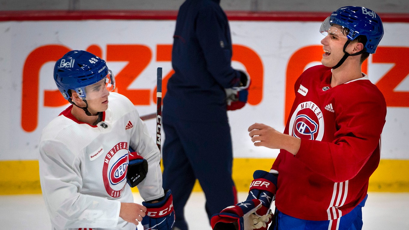 Juraj Slafkovský na tréningu Montreal Canadiens s krajanom Filipom Mešárom. 