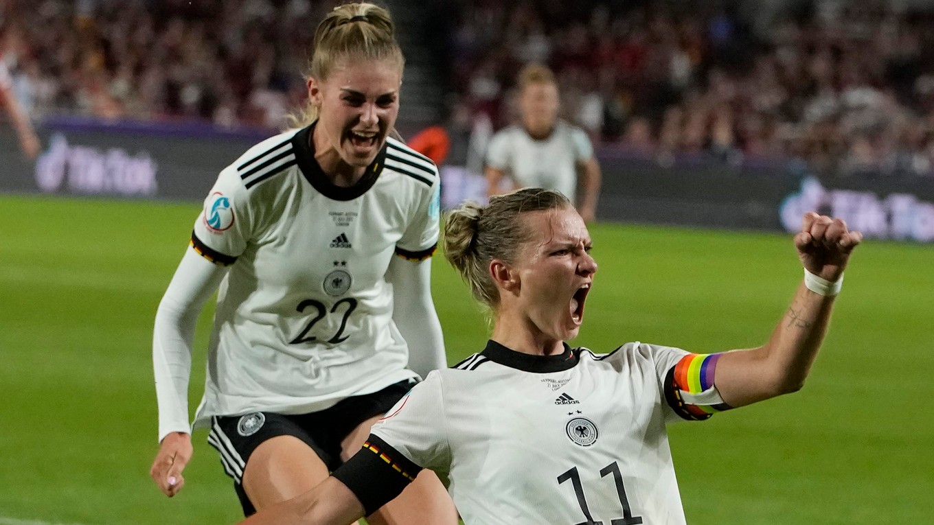 Nemka Alexandra Poppová (číslo 11) sa teší z gólu na ME vo futbale žien 2022.