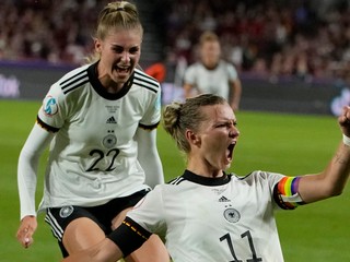 Nemka Alexandra Poppová (číslo 11) sa teší z gólu na ME vo futbale žien 2022.