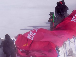 Silný vietor v stredisku alpského lyžovania na ZOH Peking 2022.