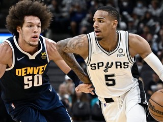 Momentka zo zápasu Denver - San Antonio.