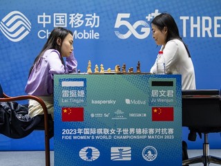 Ťü Wen-ťün v zápase s jej vyzývateľkou a krajankou Lej Tching-ťie.