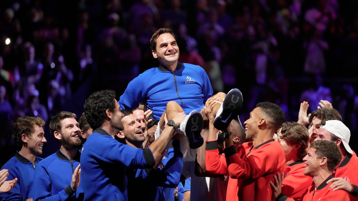 Roger Federer po poslednom zápase kariéry so spoluhráčmi z Tímu Európy aj Tímu sveta na Laver Cupe.