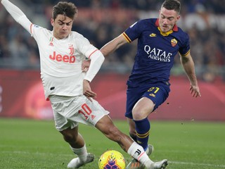 Paulo Dybala (vľavo) a Jordan Veretout v zápase AS Rím - Juventus Turín.