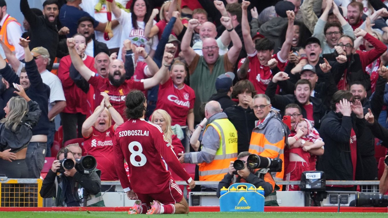 Maďarský stredopoliar Dominik Szoboszlai z Liverpoolu sa teší z gólu počas zápasu 3. kola anglickej Premier League.