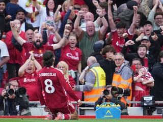 Maďarský stredopoliar Dominik Szoboszlai z Liverpoolu sa teší z gólu počas zápasu 3. kola anglickej Premier League.