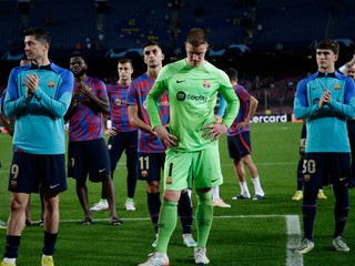 Sklamaní futbalisti Barcelony po vypadnutí z Ligy majstrov.