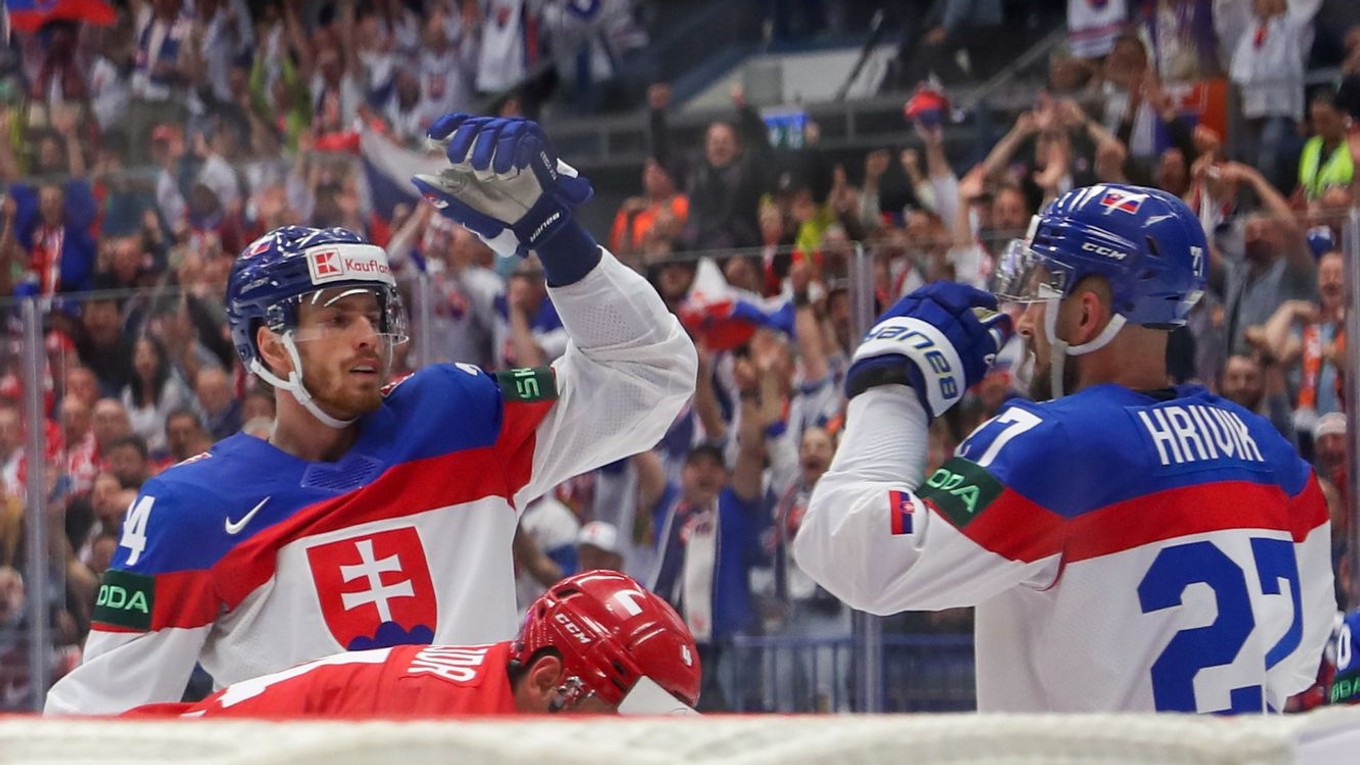 Marek Hrivík a Peter Cehlárik sa tešia po góle v zápase Slovensko - Poľsko na MS v hokeji 2024.