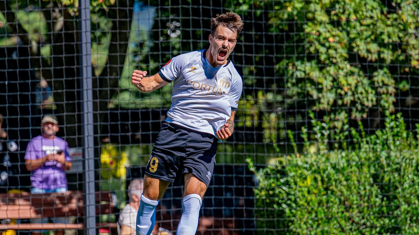 Viktor Sliacky z FC Petržalka oslavuje gól