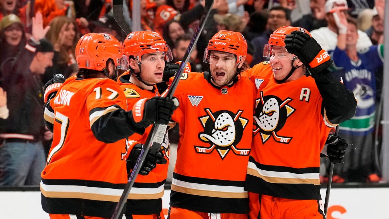Anaheim Ducks oslavujú gól. 