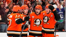 Anaheim Ducks oslavujú gól. 