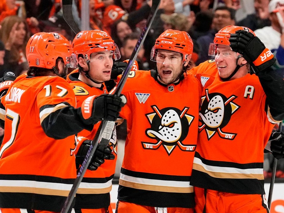Anaheim Ducks oslavujú gól. 