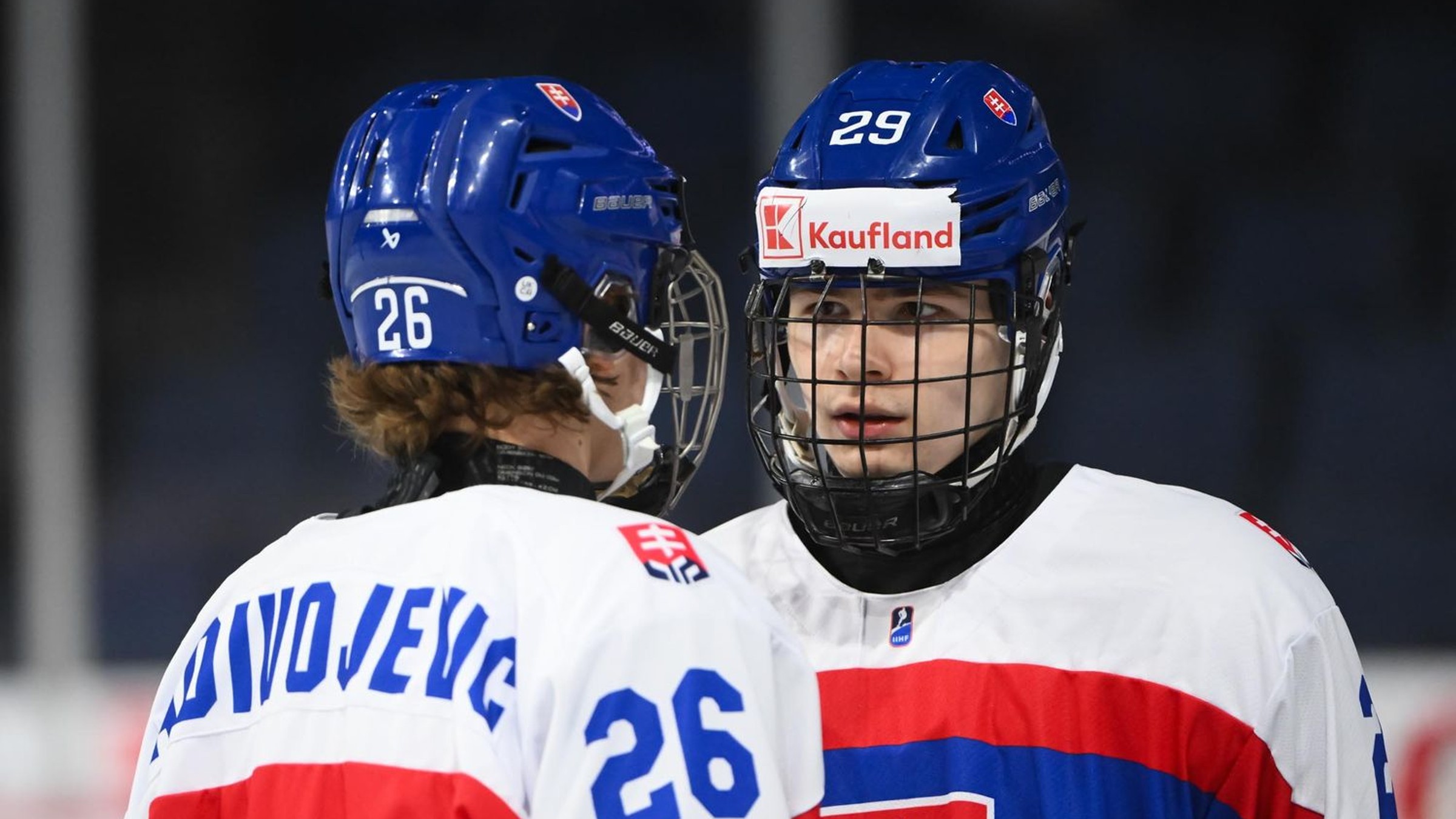 Luka Radivojevič a Tomáš Chrenko v zápase Slovensko - Fínsko na MS v hokeji do 18 rokov 2025.