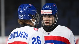 Luka Radivojevič a Tomáš Chrenko v zápase Slovensko - Fínsko na MS v hokeji do 18 rokov 2025.