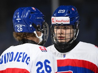 Luka Radivojevič a Tomáš Chrenko v zápase Slovensko - Fínsko na MS v hokeji do 18 rokov 2025.