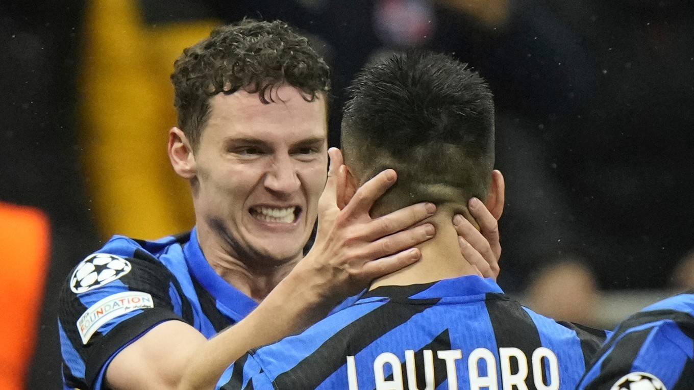 Futbalisti Interu Miláno Benjamin Pavard a Lautaro Martínez sa tešia z gólu. 
