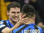Futbalisti Interu Miláno Benjamin Pavard a Lautaro Martínez sa tešia z gólu. 
