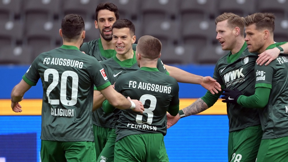 Bénes strelil svoj prvý gól za Augsburg, Bayern v bláznivom šlágri zdolal Dortmund