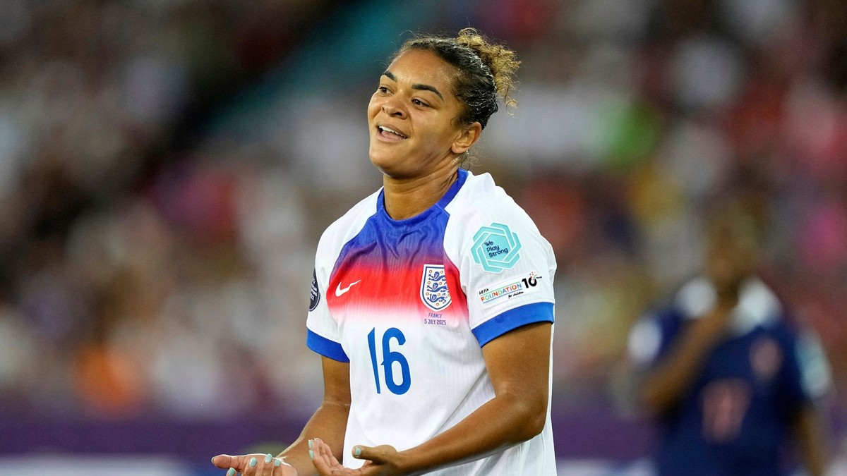 Jess Carterová v drese Anglicka.