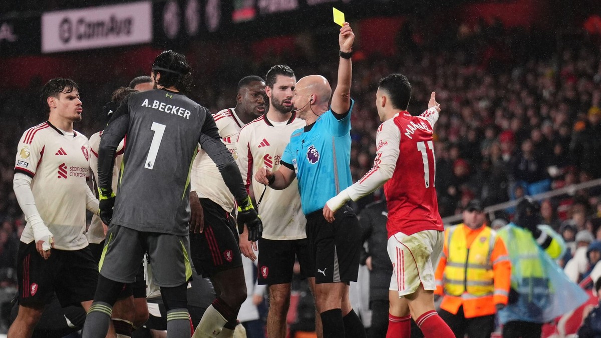 Gabriel Martinelli dostáva žltú kartu. 