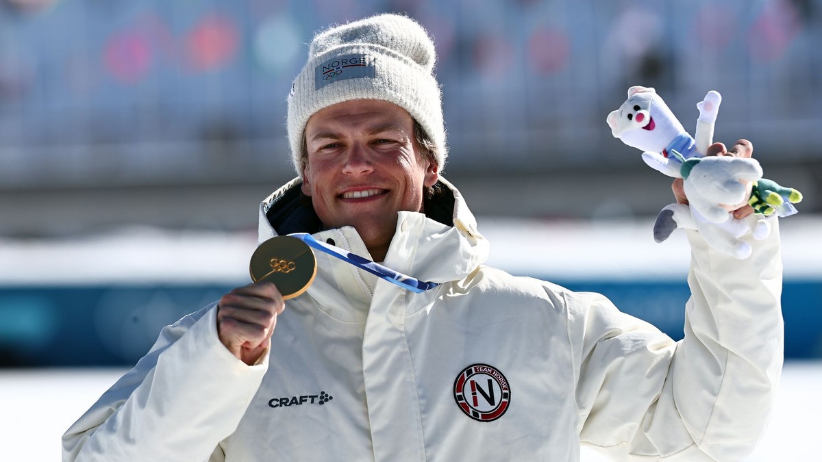 Nórsky bežec na lyžiach Johannes Hösflot Kläbo s ôsmou zlatou medailou zo ZOH. 